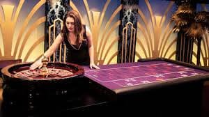 Người chơi Việt Nam trải nghiệm sảnh game trực tuyến trên điện thoại